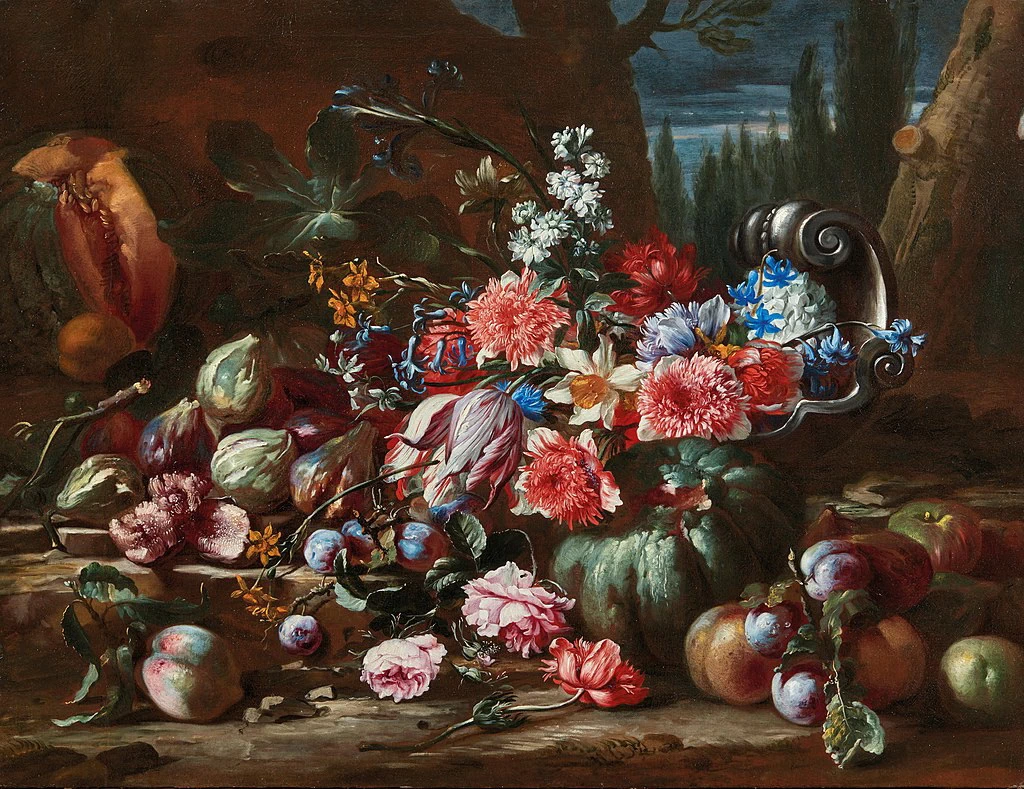 Tulipani, narcisi, rose e altri fiori con vari frutti e un vaso d'argento